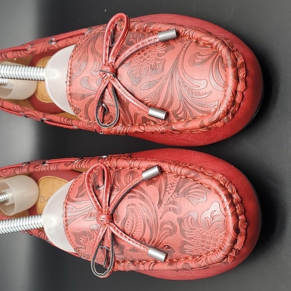b.o.c | EUC Born Concept Red Tooled Vegan Leather Loafers Size 8 - Picture 4 of 8